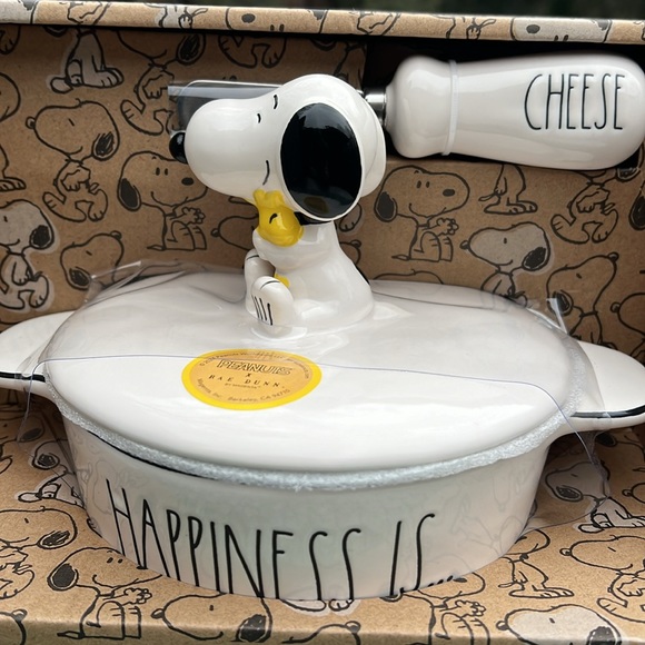 New boxed Peanuts Rae Dunn Snoopy Brie Baker Set Happiness is Cheese. - Picture 1 of 8